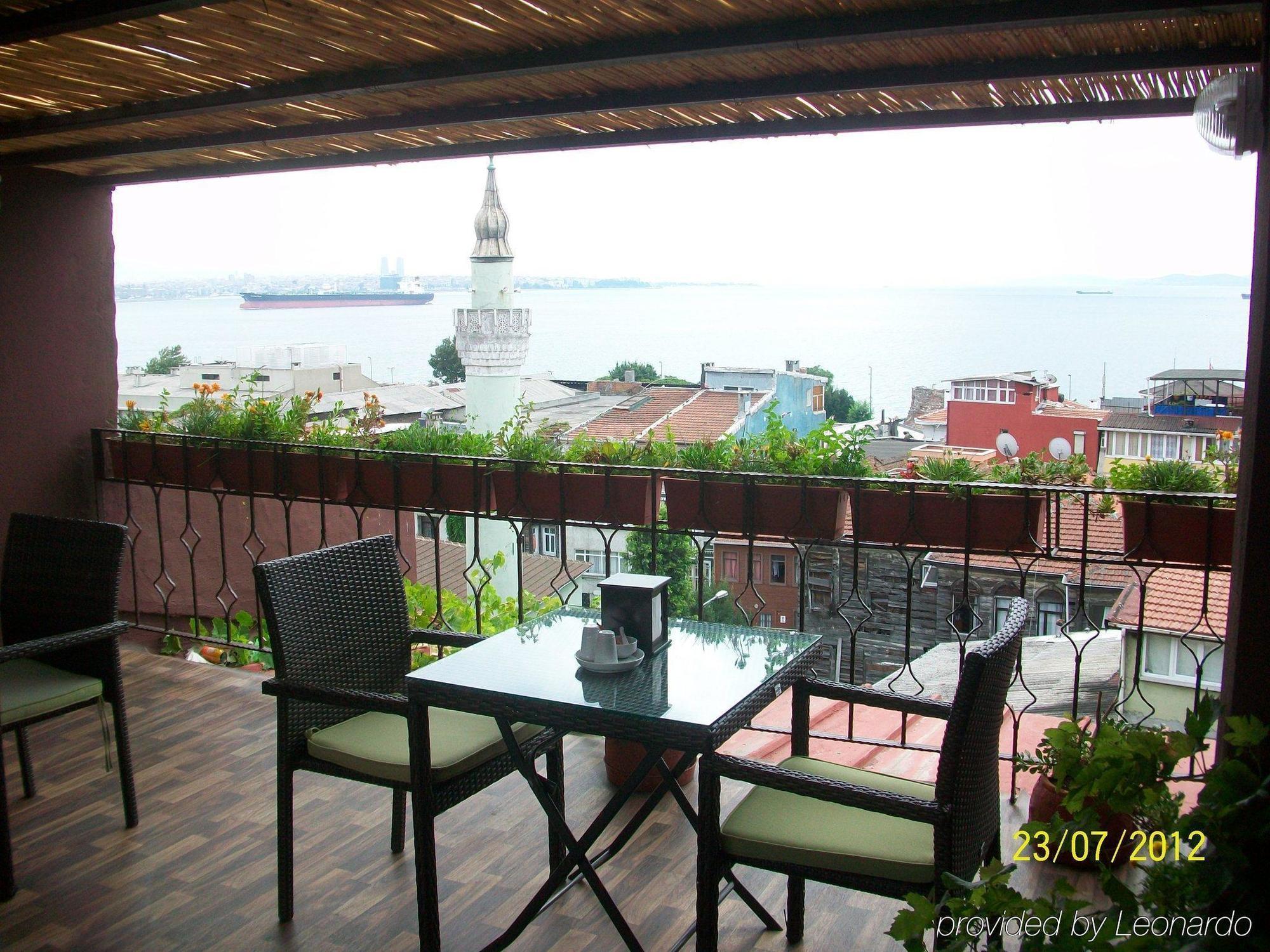Naz Wooden House Inn Istanbul Exteriör bild