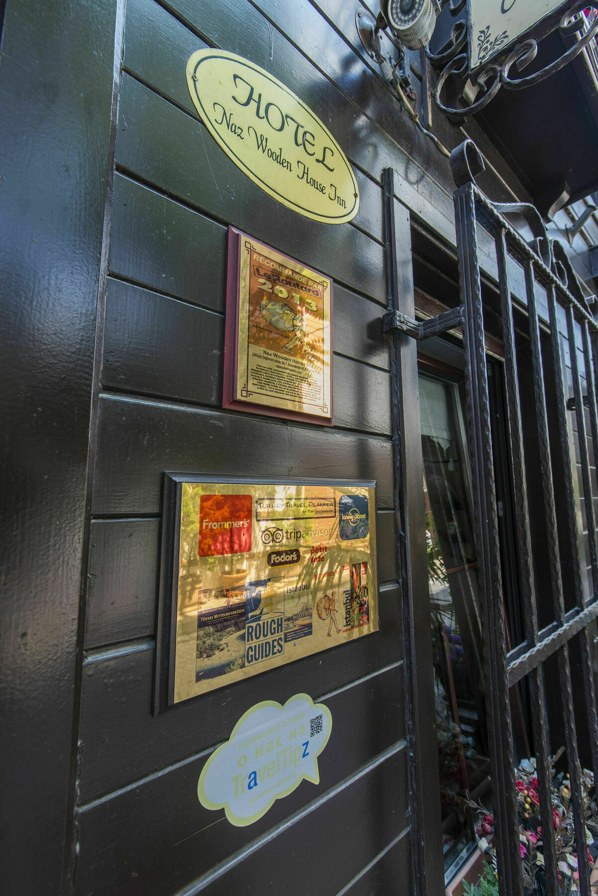 Naz Wooden House Inn Istanbul Exteriör bild