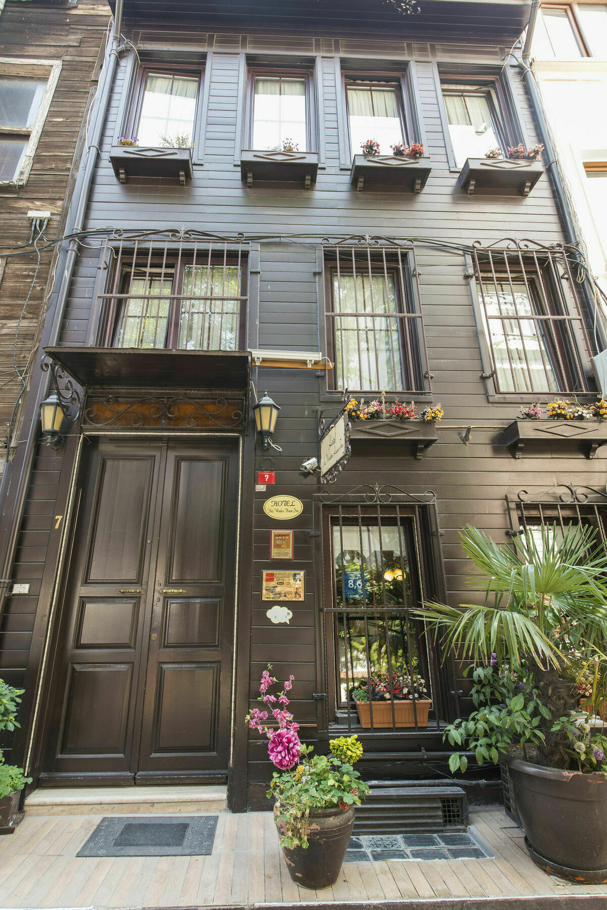 Naz Wooden House Inn Istanbul Exteriör bild