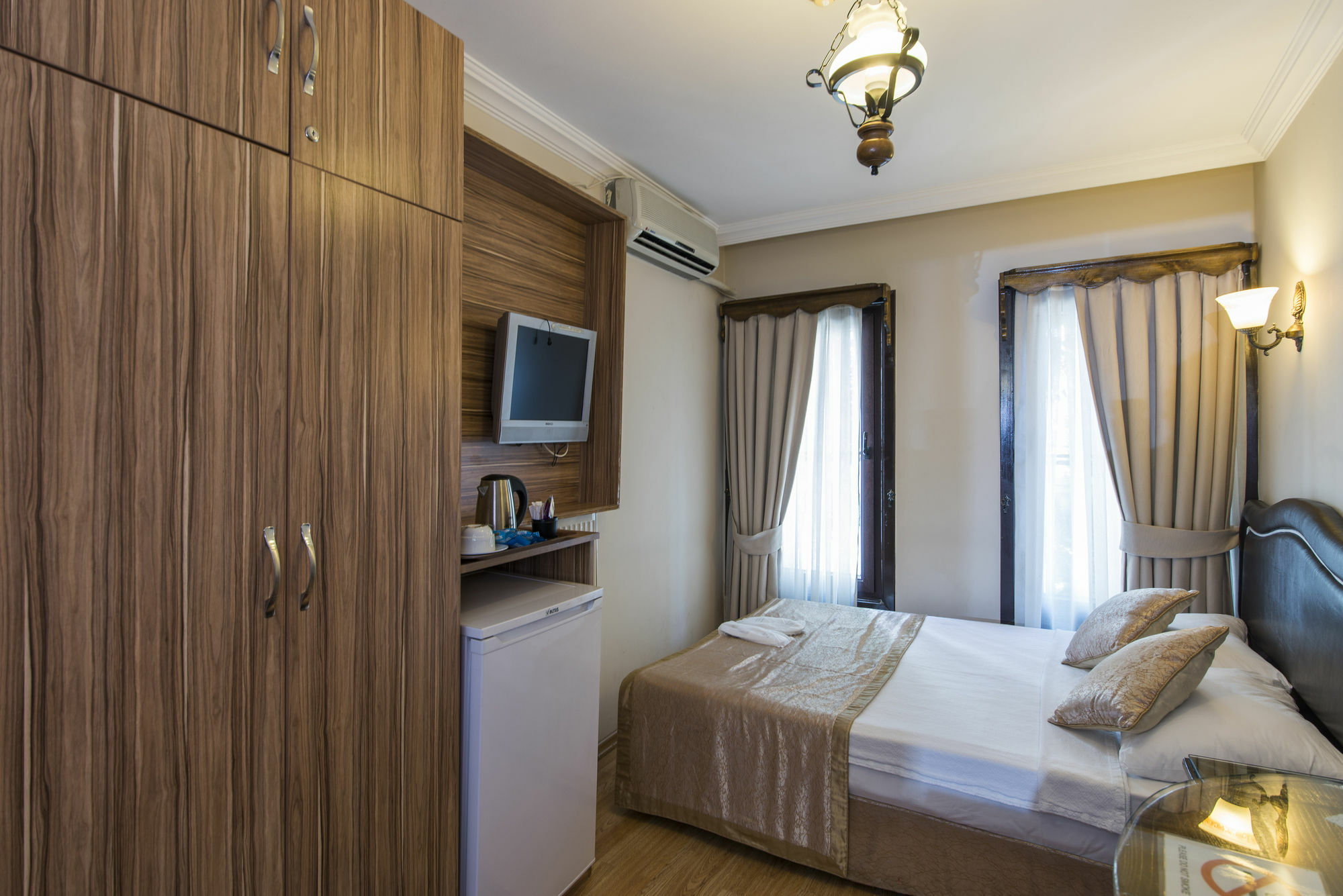 Naz Wooden House Inn Istanbul Exteriör bild