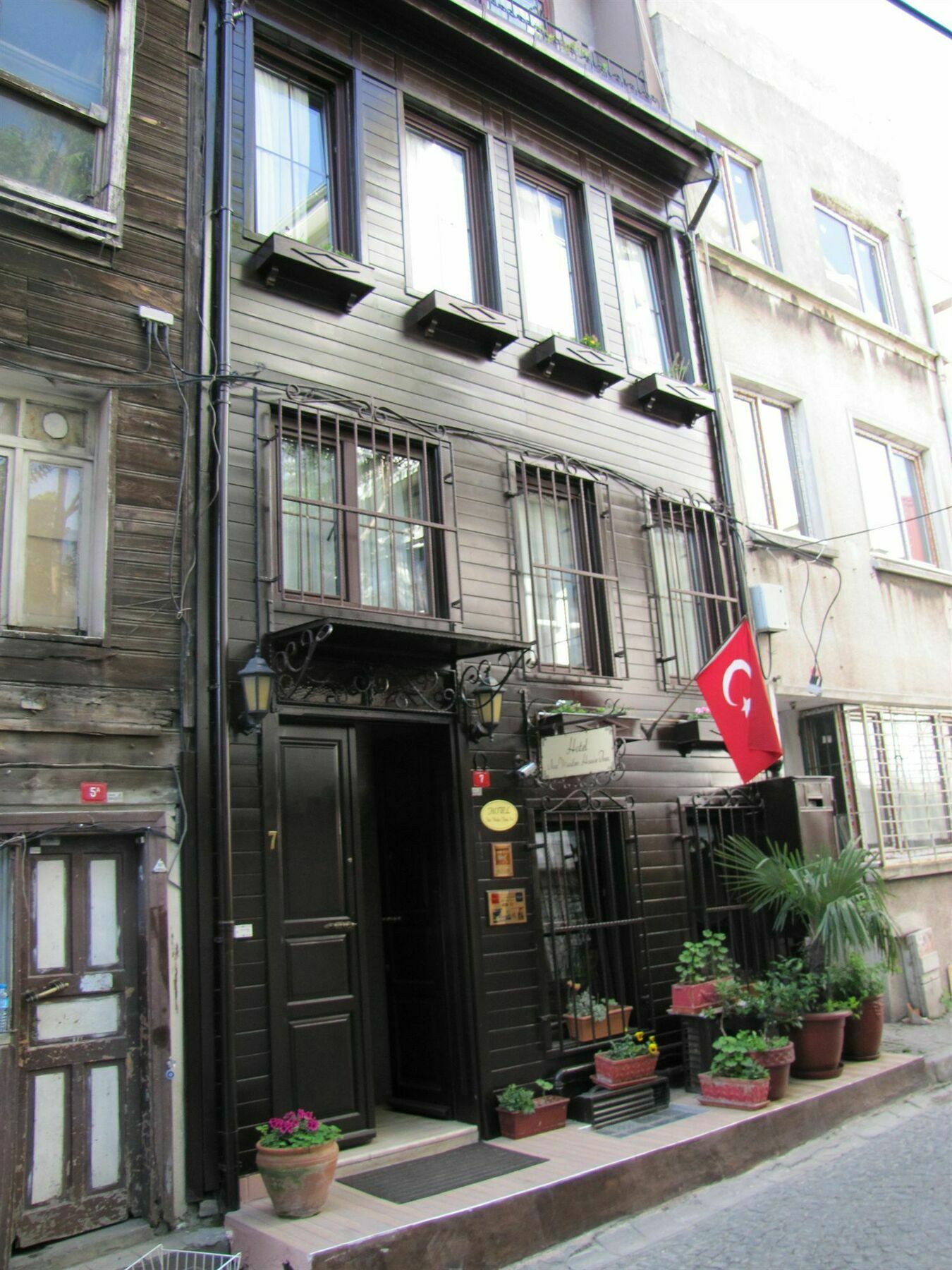 Naz Wooden House Inn Istanbul Exteriör bild